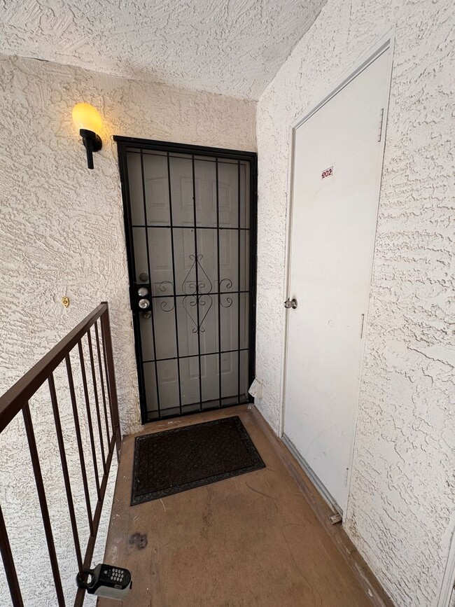 Building Photo - 2 Bed 2.5 Bath Single House near Rainbow/Tropicana