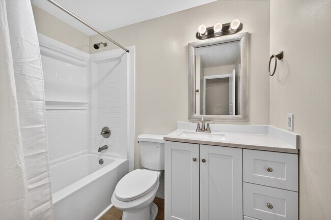 Building Photo - Renovated 2 bedroom Duplex
