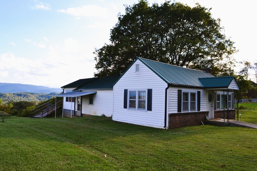 Building Photo - 1851 Pine Ridge Rd