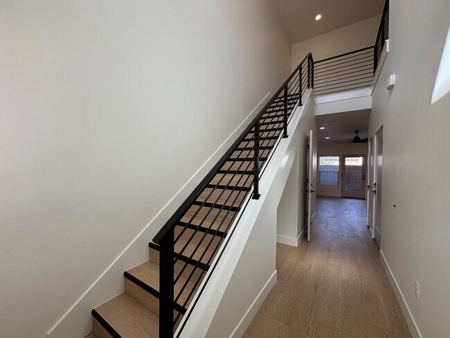 Building Photo - HURRICANE TOWNHOME FOR RENT!