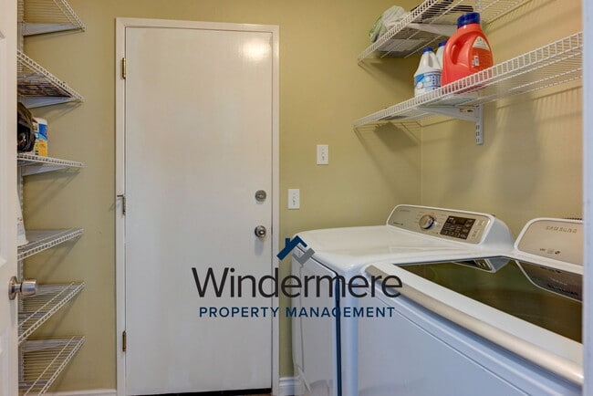 Building Photo - 3 Bedroom/2 Bath with garage home (Pet Neg...