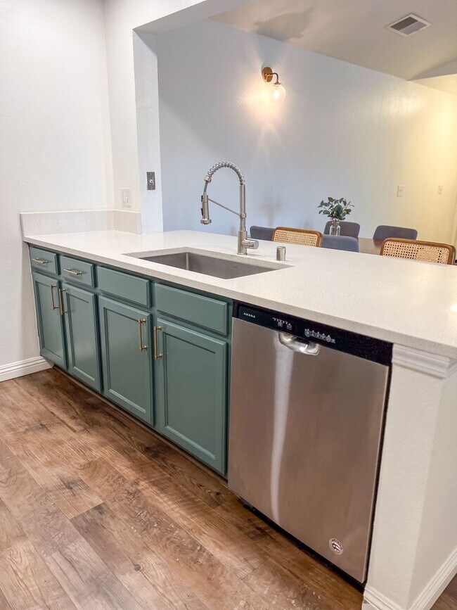 Building Photo - Fully Furnished Stunner Close to UNR!!