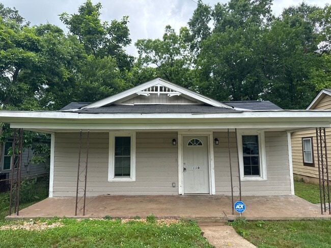 Primary Photo - 2 bed 1 Bath Home