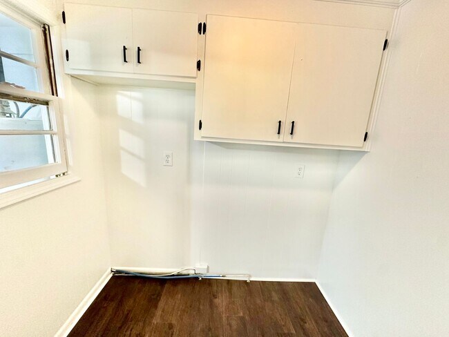 Building Photo - 690 Robertson Rd