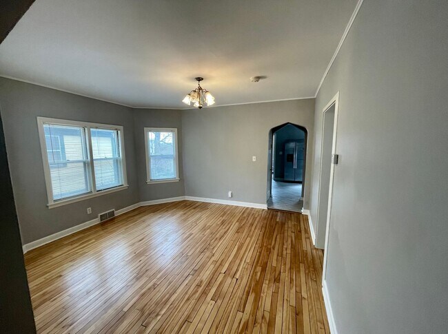 Building Photo - Huge 5-bed 2-bath house with 3rd level family room. Avail July 1 2026
