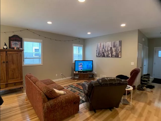 Building Photo - Available Aug 28th 2026 6 bed 3 bath for rent in popular Southeast Minneapolis neighborhood!