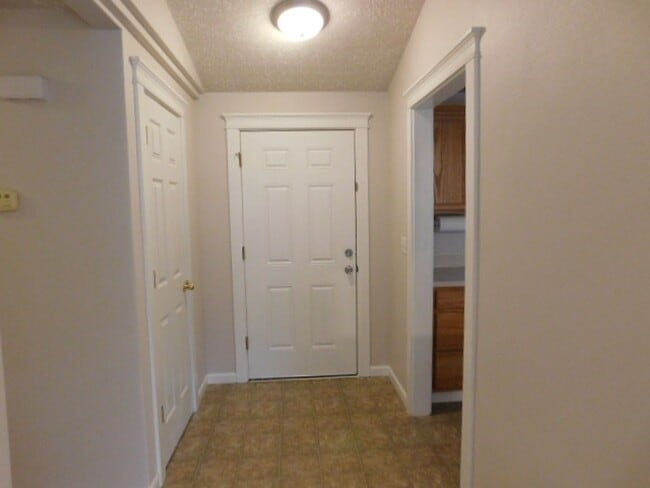 Building Photo - 3Bd/2Ba Single Story Home - Available to View!