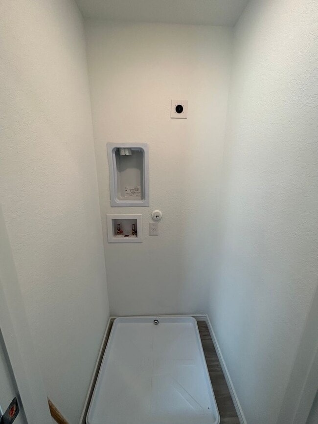 Building Photo - *MOVE IN SPECIAL* Spacious 3-Bedroom Home Near Brooks City Base with Internet Included