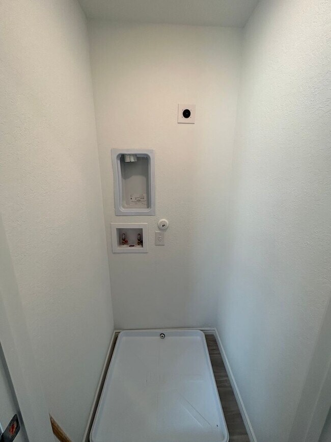 Building Photo - Rare Find: Affordable 3BR Ready for Immediate Move-In- Apartment-Style Living Without The Apartment!