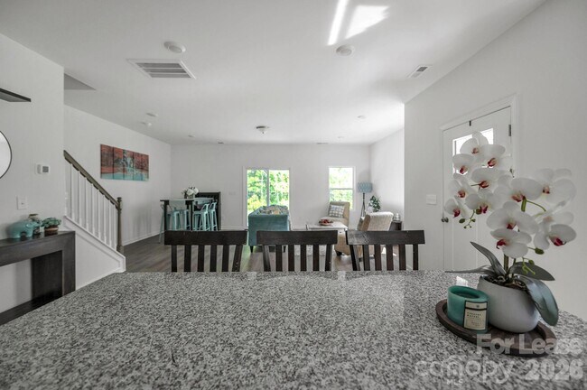 Building Photo - 1940 Highland Park Dr