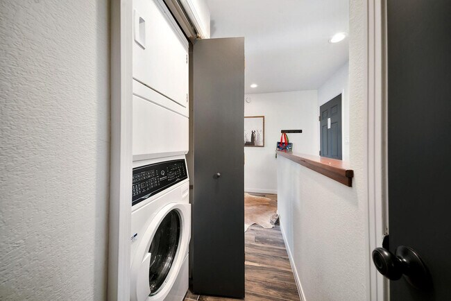 Building Photo - 280 Mahoney Dr