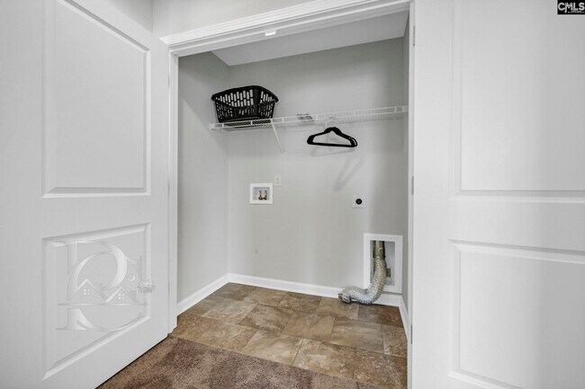 Building Photo - 2058 Mapleton Dr