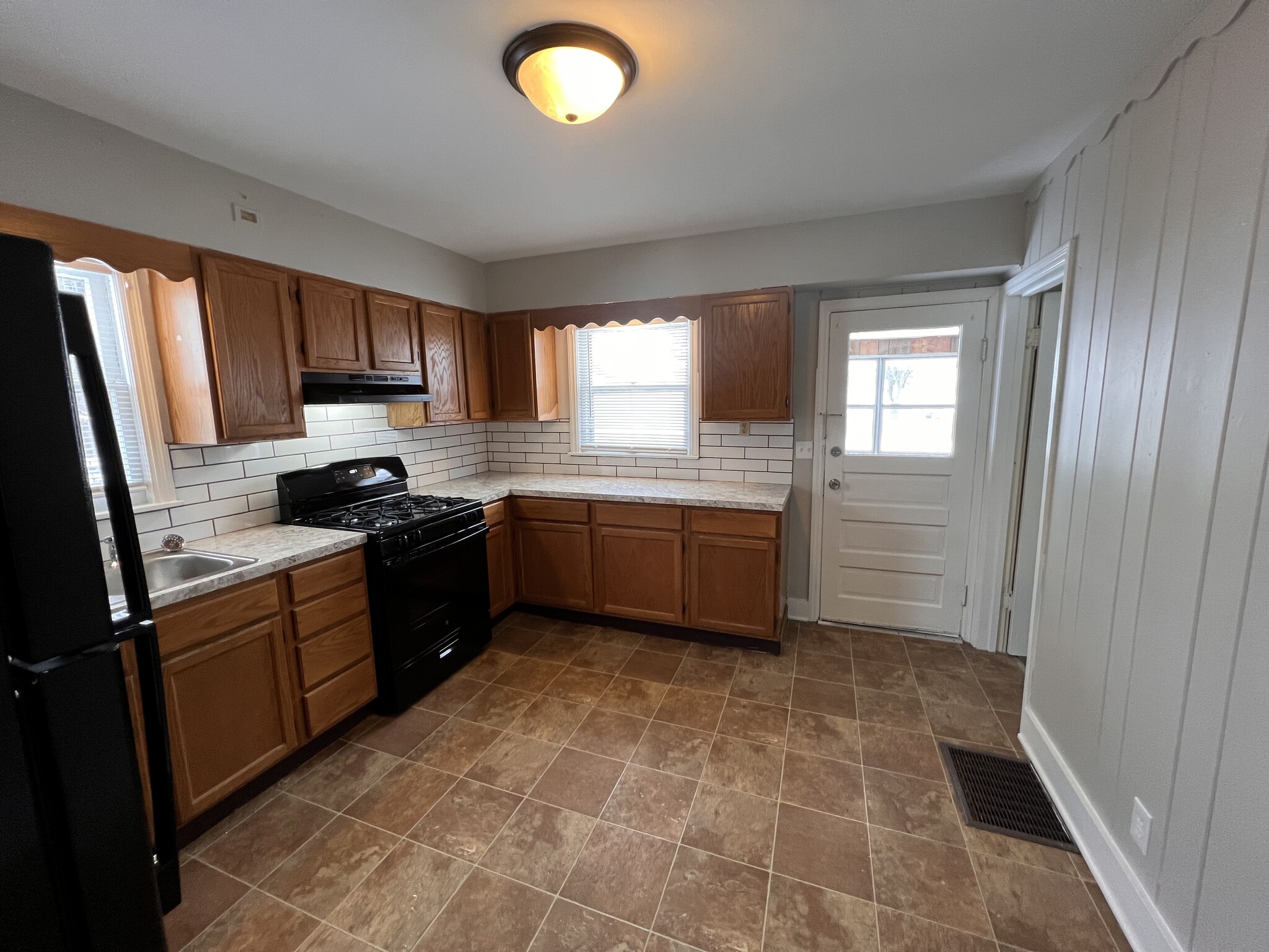 Building Photo - 1343 Houseman Ave NE