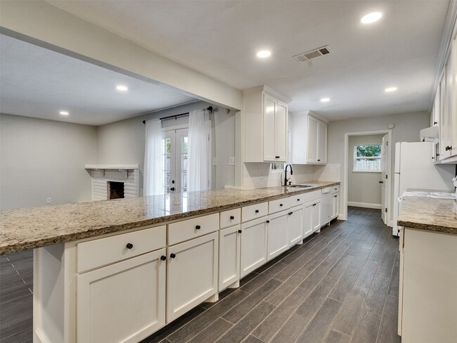 Building Photo - 2123 Quail Valley E Dr