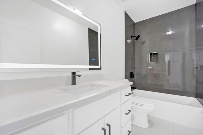 Building Photo - 4350 W Lawrence Ave