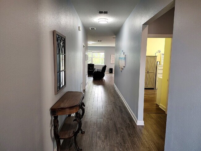 Building Photo - "Resort-Style Living in Davenport: Spacious 4-Bedroom Home with Solar Panels, Internet Included &...