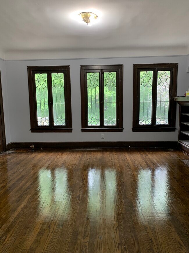 Living Room - Windows - 645 Neff Rd