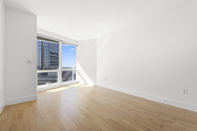 Building Photo - 77 Hudson St