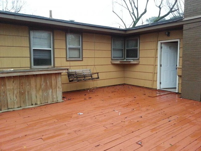 Building Photo - 2511 Waltham Dr NE