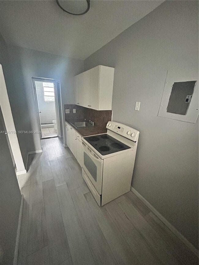 Building Photo - 1720 NW 1st Pl