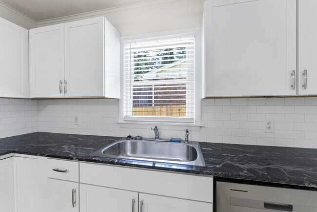 Building Photo - 2808 Bardwell Rd