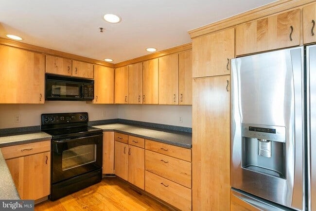 Building Photo - 250 S President St