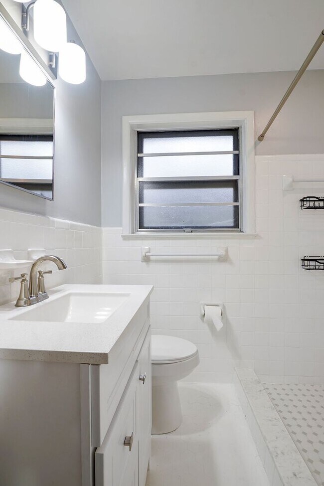 Building Photo - ?969 Oak Grove Road West Homewood!