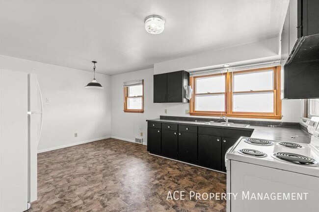 Building Photo - 832 Haines Ave