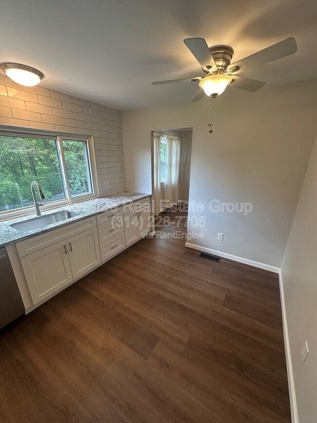 Building Photo - 425 Westglen Village Dr
