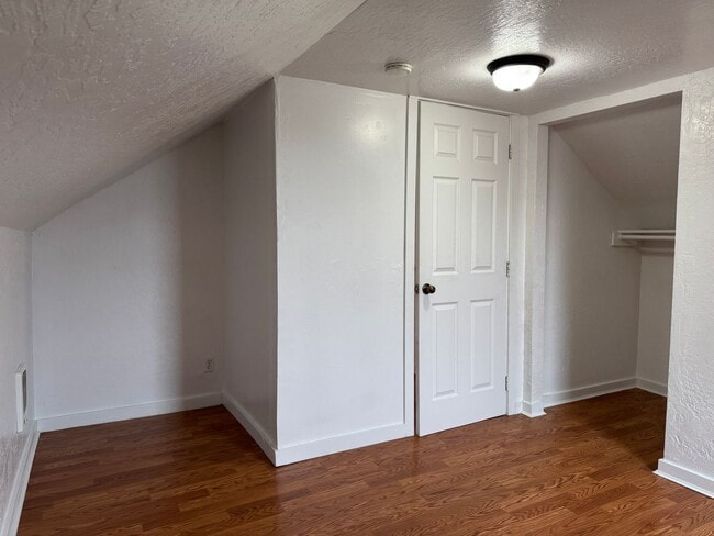 Building Photo - Updated 3 bedroom, 1 bath house in Springfield!