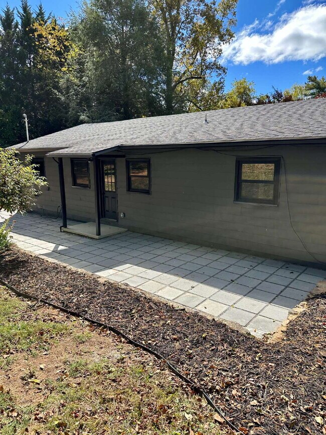 Building Photo - "Charming 2-Bed Gem with Granite Elegance ...