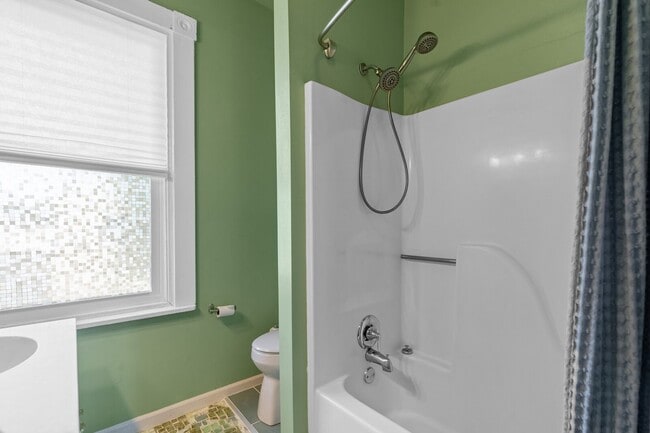 Building Photo - Classic Fan Rowhome for Lease