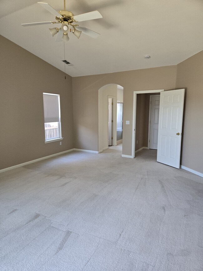 Building Photo - 561 Bluejay Ave