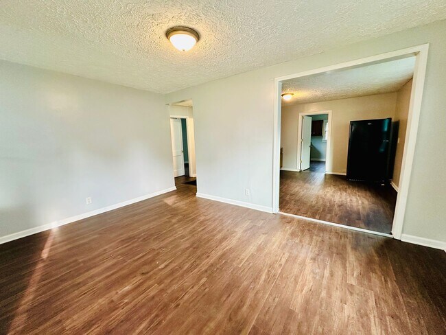 Building Photo - 2BR off Taylor Blvd with open floor plan *$400 off 1st months rent*