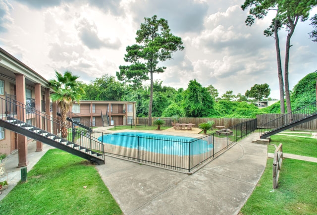 Pool - Pointe Plaza Apartments