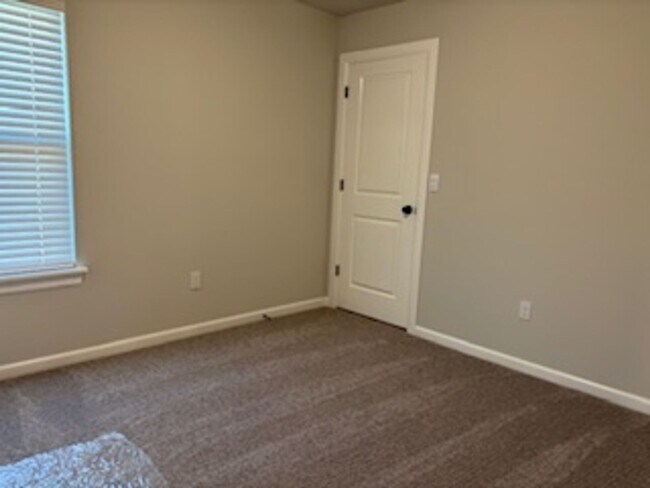 Building Photo - Beautiful New Home - First Month Free!
