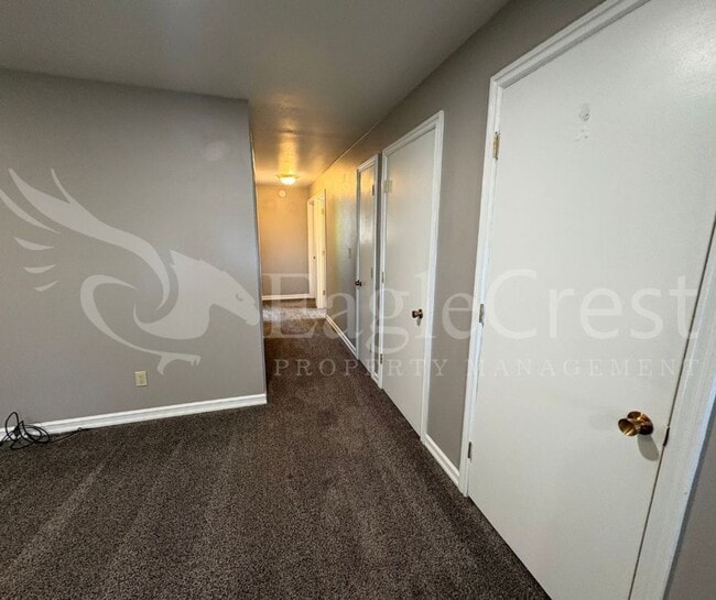 Building Photo - Three Bedroom, One Bathroom Home with Larg...