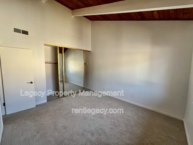 Building Photo - 2200 Laguna Cir