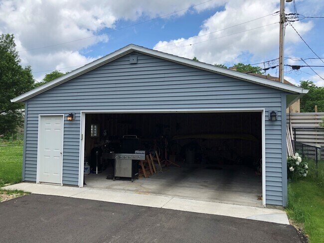 Garage - 921 N Wingra Dr