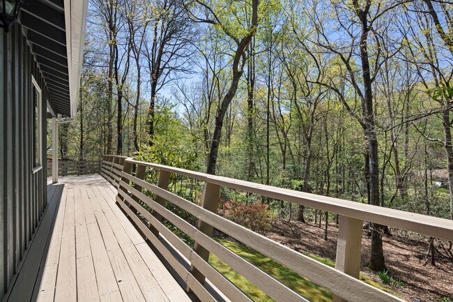 Building Photo - Lovely Home - Beautiful Wooded Setting