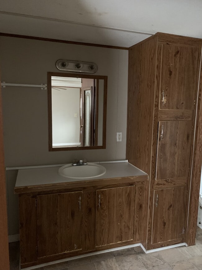 Building Photo - 502 Kayla St