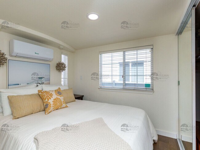 Building Photo - Steps to the sand in Encinitas, your two b...