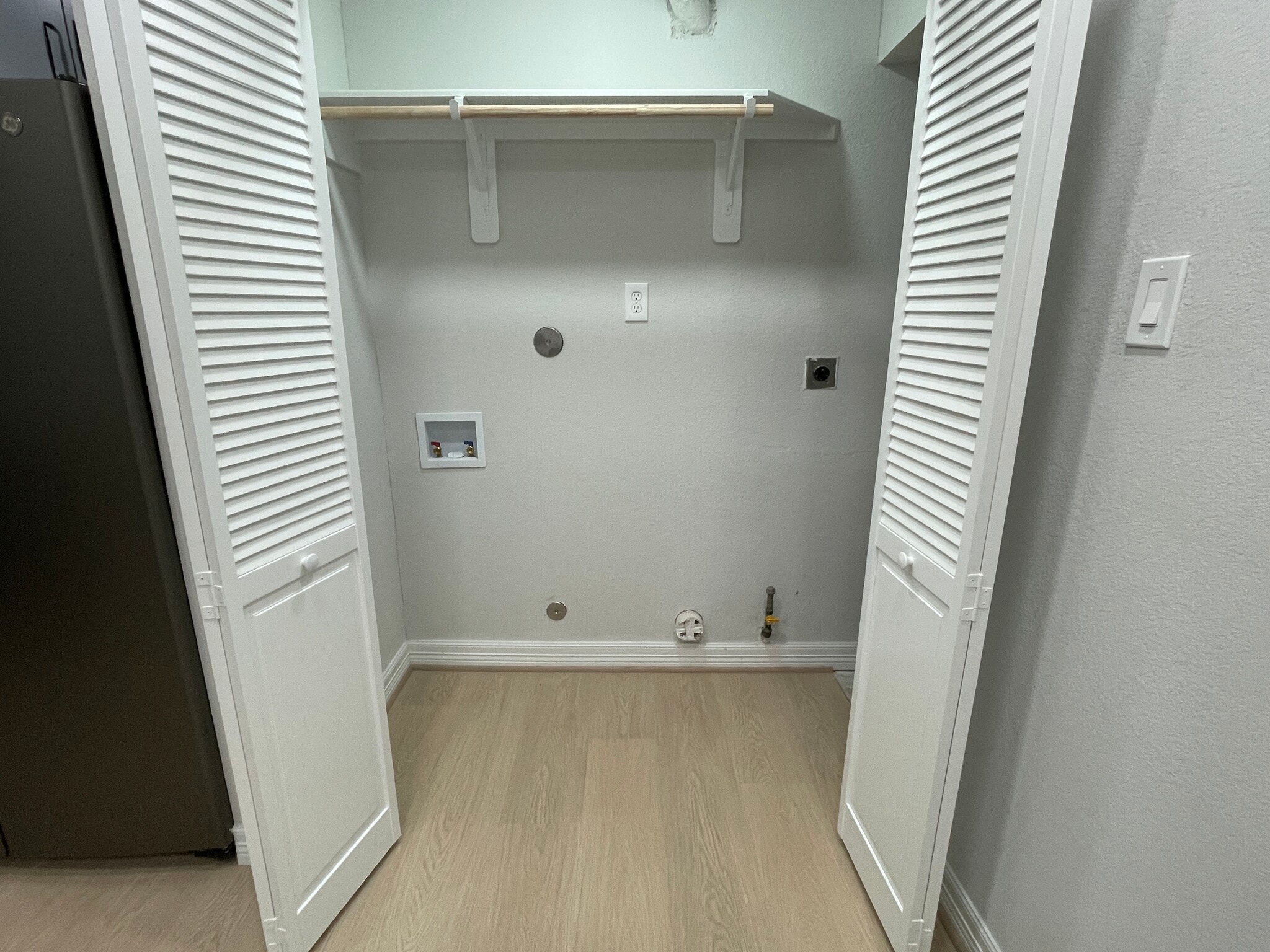 Laundry and washer hookup - 7022 Fondren Rd