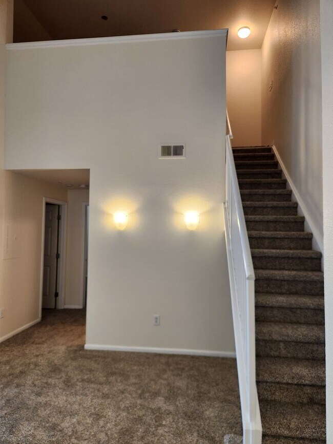 Building Photo - 3rd floor condo close to Cherry Creek Reservoir and DTC!