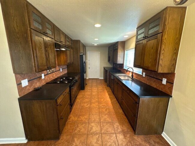 Building Photo - 3730 Twin Oak Ct