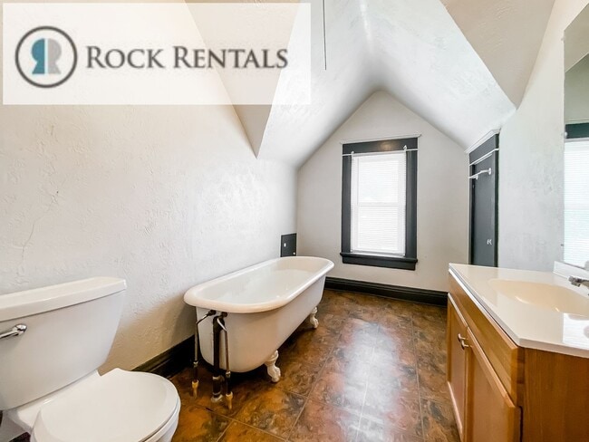Building Photo - Large 4 Bed 2 Bath Home