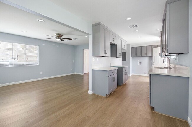 Building Photo - HALF OFF 1ST MONTH RENT- 2 Bedroom/ 2 bathroom condo (Front Unit)