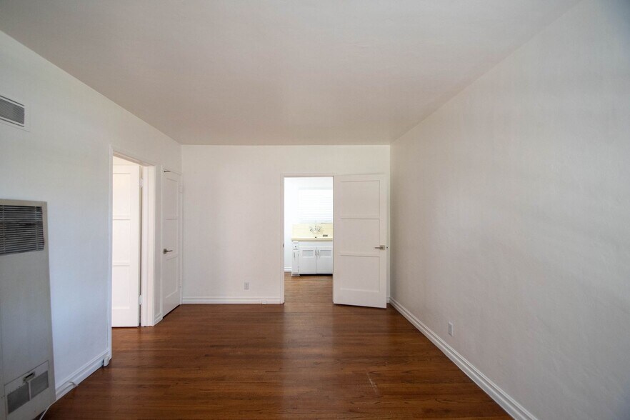 Building Photo - 10839 Moorpark St