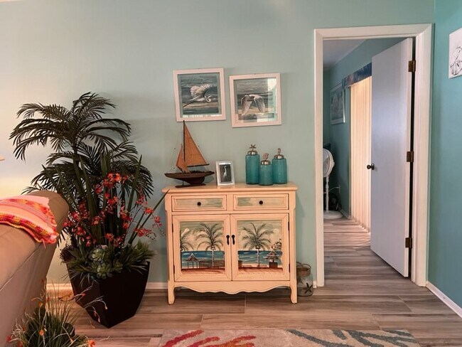 Building Photo - Bring your dog!  2 bedroom, 2 bath, Single family home in South Venice