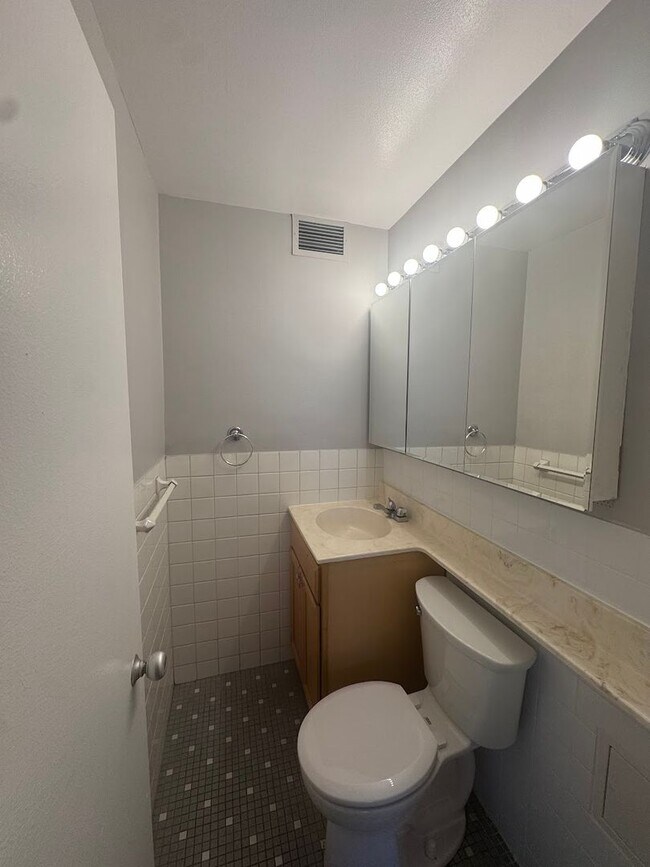 Building Photo - 3 Bed 1.5 Bath in Lakeview!